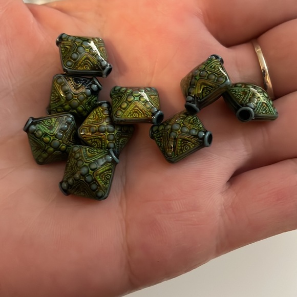 9 triangular color change beads - Picture 3 of 3